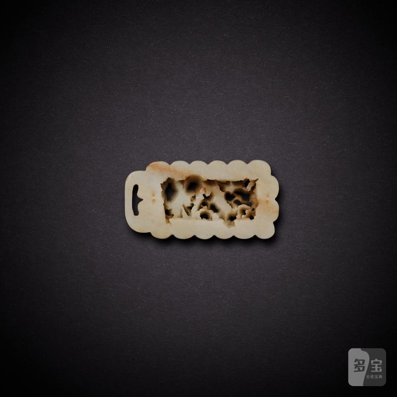 A white jade reticulated ‘dragon’ belt plaque, Yuan dynasty | 元 白玉鏤雕龍紋帶扣 - 图2